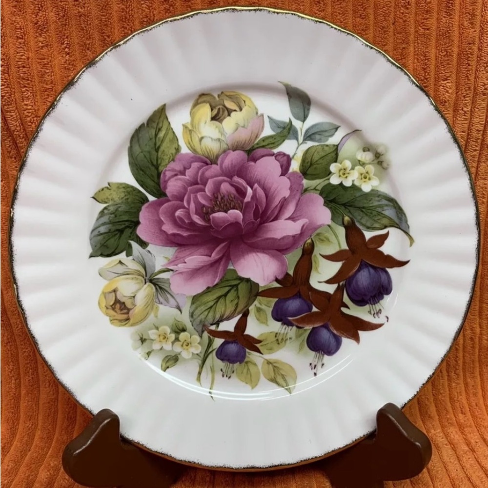Royal Stafford Floral 8 1/4” Plate Gold Rim‎ Vintage